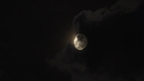 Timelapse-De-La-Luna-Llena-Se-Eleva-Desde-Detrás-De-Las-Nubes