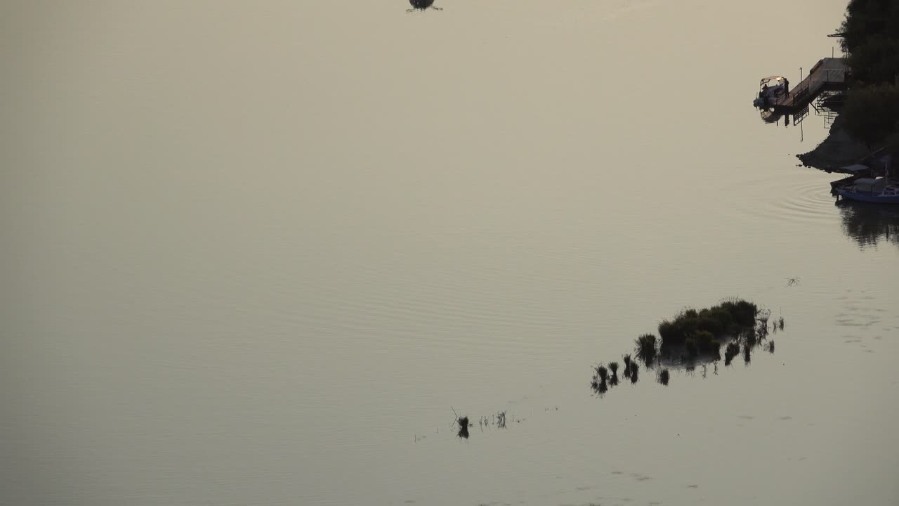 작은 여객선이 위에서 그림을 입력하고 이들릭 피어에서 정박을 찾습니다.