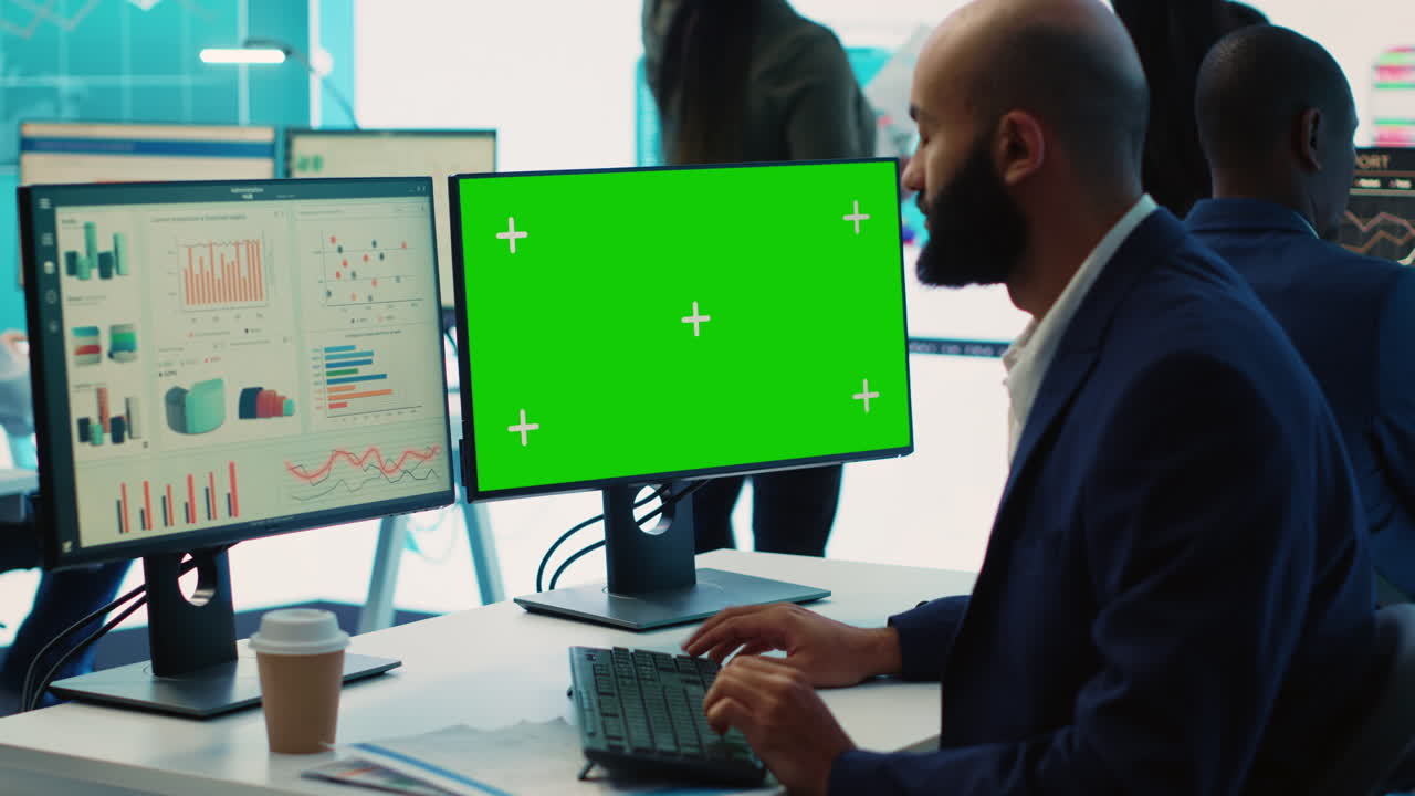 Finansdirektør gennemgår omkostnings- og omsætningstal ved siden af en greenscreen