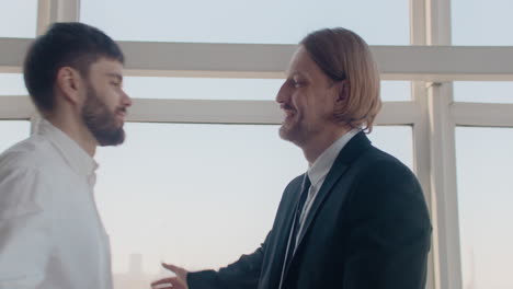 saludos de los hombres de negocios y colaboración