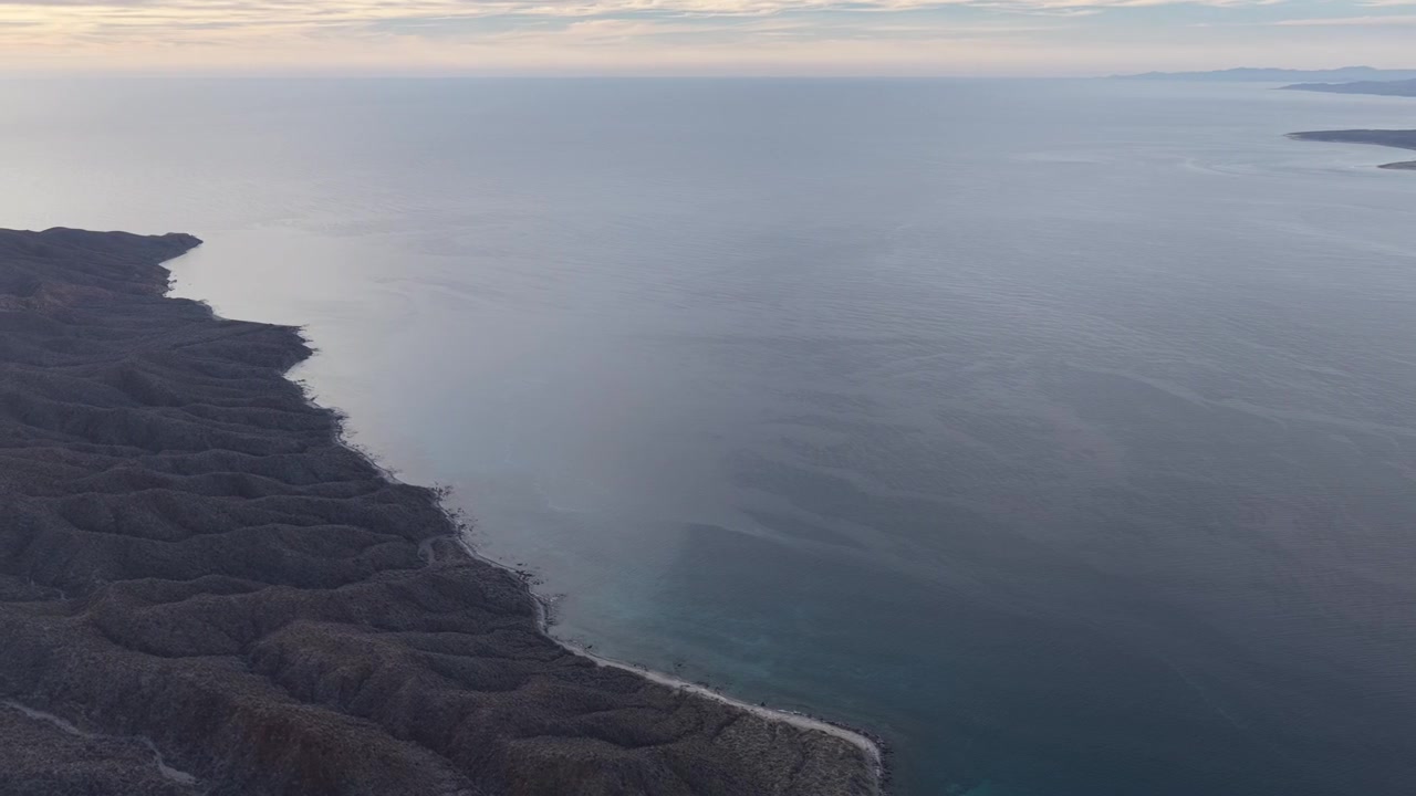 Vista aerea con drone della costa frastagliata di Isla Cerralvo vicino a La Paz
