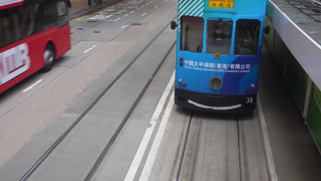 Manipulierte-Lange-Aufnahme-Der-Kamera,-Die-An-Der-Straßenbahn-In-Hongkong-Manipuliert-Ist