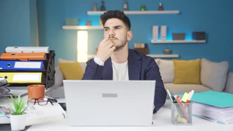 un joven hombre de negocios reflexivo.