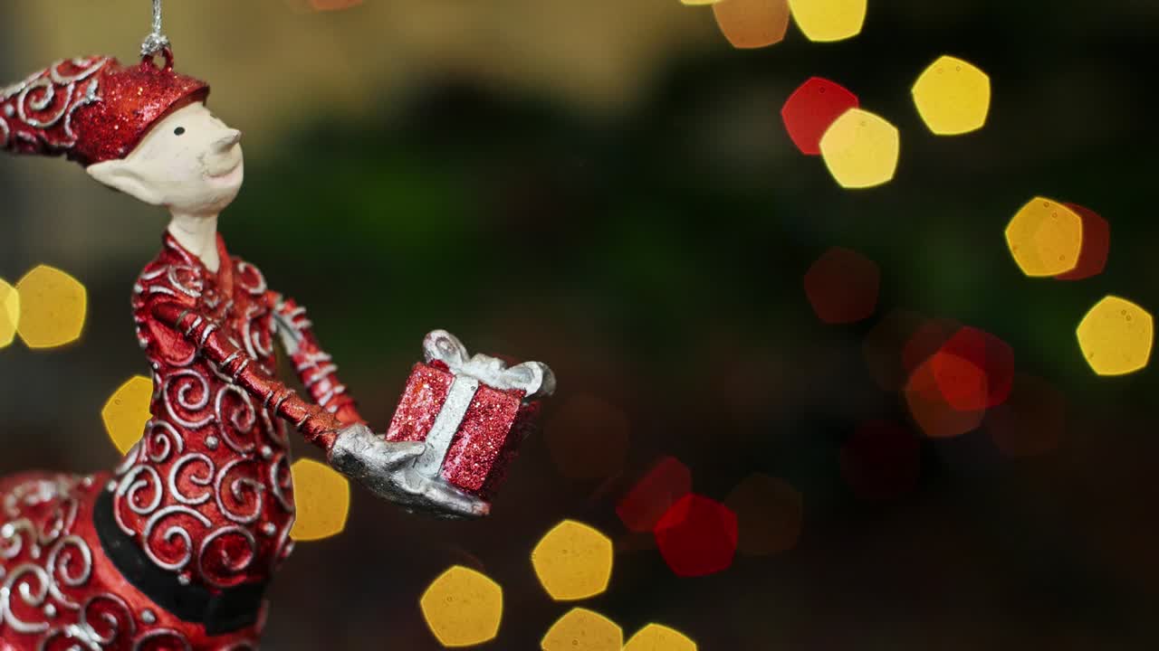 el gnomo de navidad sacude juguetes en bokeh. área del título
