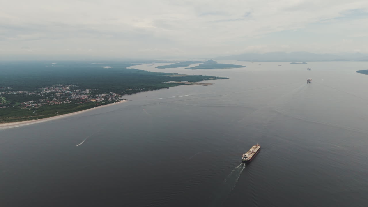 항구를 향해 항해하는 여러 화물선과 함께 파라나구아 만의 공중 풍경