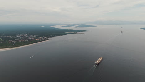 Paisaje-Aéreo-De-La-Bahía-De-Paranagua-Con-Varios-Buques-De-Carga-Navegando-Hacia-El-Puerto