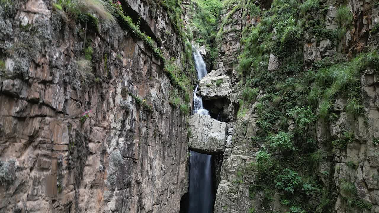 terreno accidentado elevación aérea en estrecho cañón de acantilado de roca con cascada