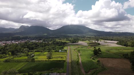 todavía imágenes aéreas de 4k del volcán arenal con nubes pesadas en la parte superior