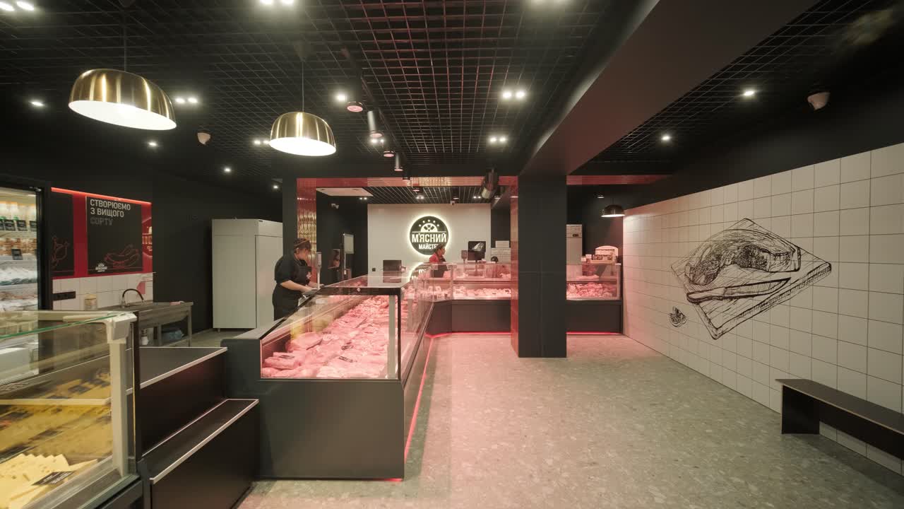 신선한 제품에 특화된 고기 가게: 끔하게 배열된 고기를 디스플레이 카운터에 전시하고, 깨하고 전문적인 소매 환경에서 고품질의 절단품을 선보입니다.