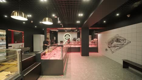 una tienda de carne especializada en productos frescos. la escena muestra carne cuidadosamente dispuesta en mostradores, mostrando cortes de alta calidad en un entorno de venta al por menor limpio y profesional