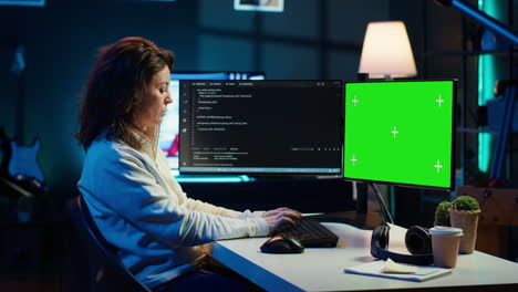 Entwickler-Führt-Software-Debugging-Auf-Greenscreen-PC-Zu-Hause-Durch