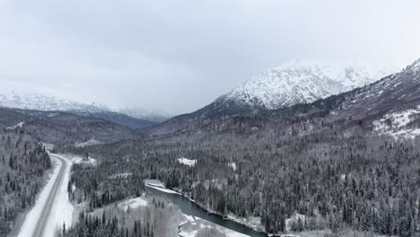 Vista-Aérea-Girando-Alrededor-Del-Río-Y-Los-árboles-De-Alaska