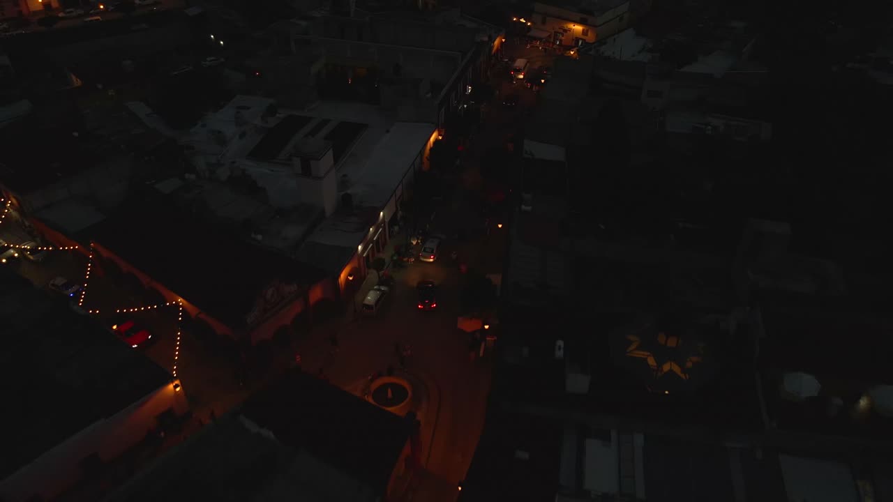 улица слегка освещена ночью, воздушный вид сверху вниз на город в мексике