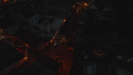 calle ligeramente iluminada por la noche, vista aérea de arriba hacia abajo de la ciudad en méxico