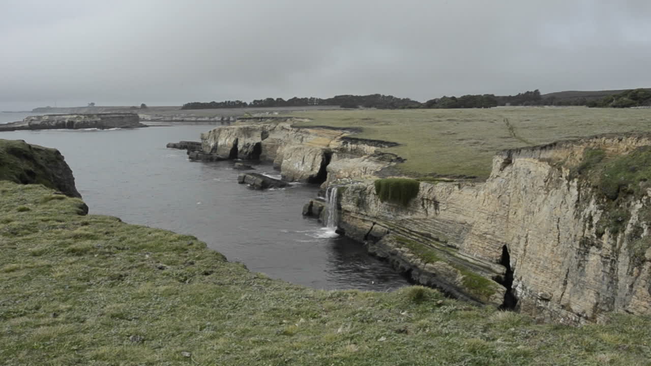 cascada costera y acantilados en point arena california