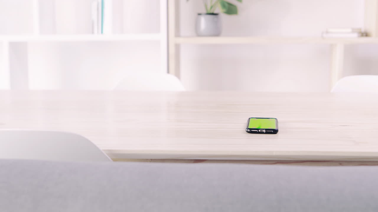 초록색 화면을 가진 스마트 폰이