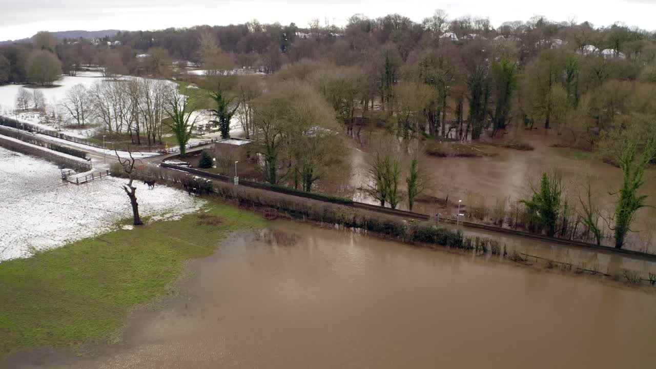 imágenes aéreas de drones que muestran el río bollin en wilmslow, cheshire, después de fuertes lluvias y con bancos reventados e inundaciones en los alrededores