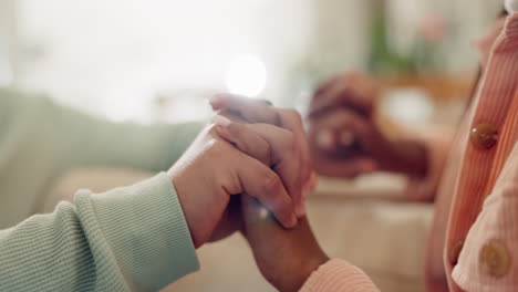 pareja, amor y tomarse de la mano para el apoyo