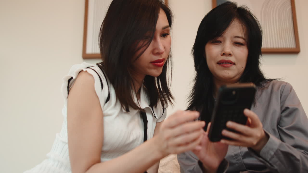 スマートフォンを見ている2人の女性