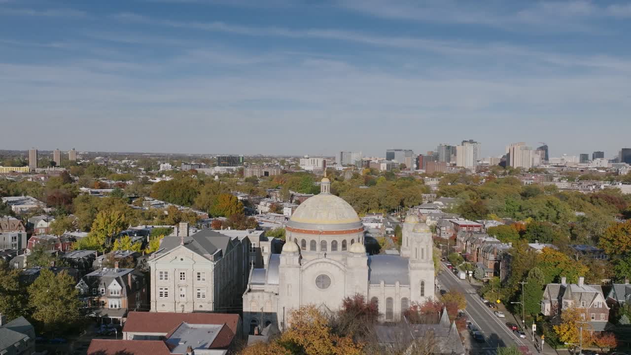 st를 향해 천천히 회전하는 공중 영상