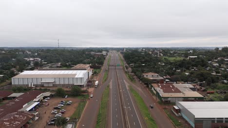 Impresionante-Vista-Aérea-Del-Paisaje-Urbano-En-Posadas,-Misiones,-Argentina.