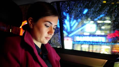mujer de negocios que trabaja mientras viaja en coche