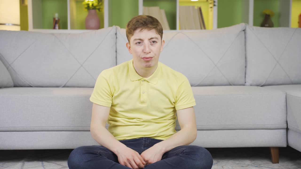 그 젊은이는 행복하고 슬프지 않습니다.