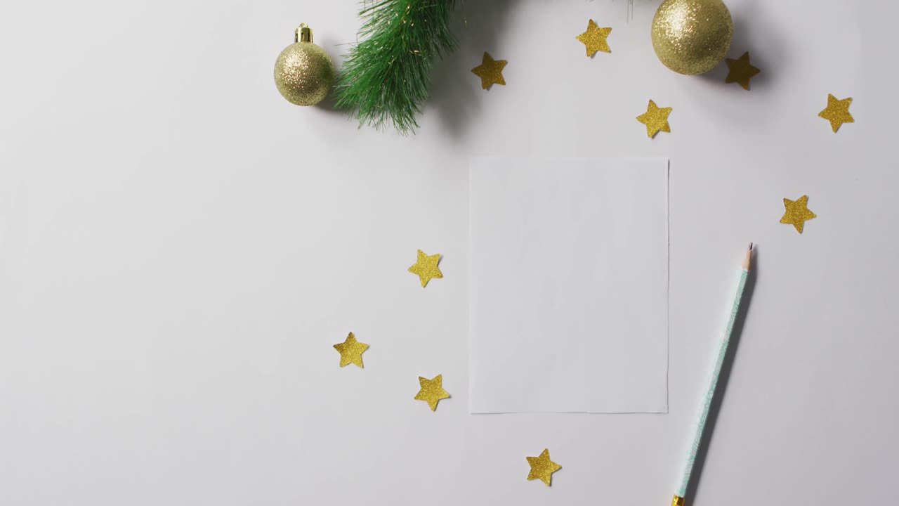 video de decoraciones de navidad con tarjeta blanca sobre fondo blanco