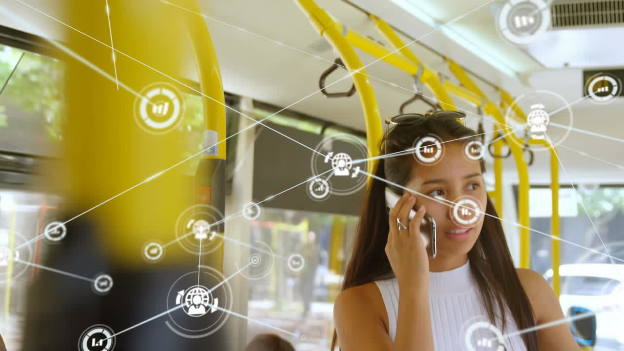 스마트폰을 사용하는 여성에 대한 아이콘과 연결 네트워크의 애니메이션