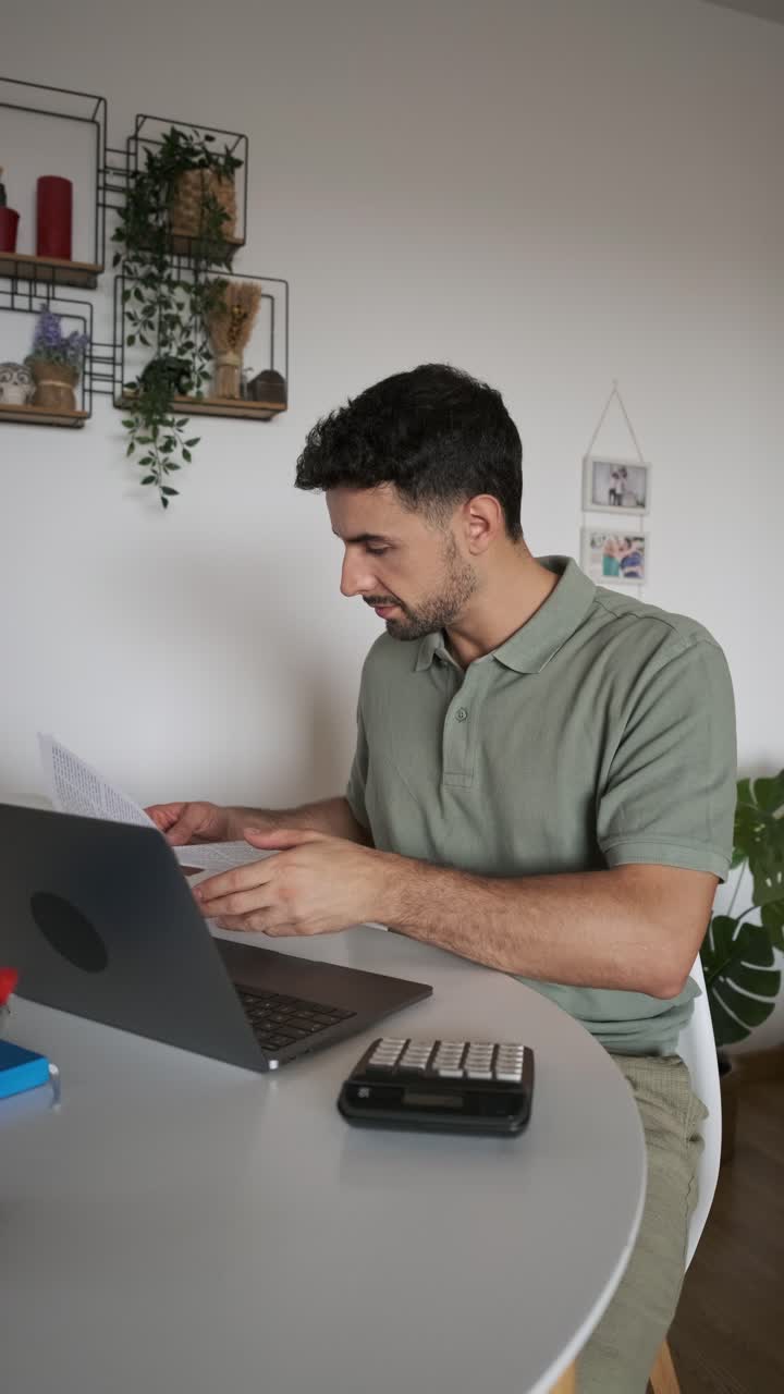 hombre trabajando en la oficina de casa