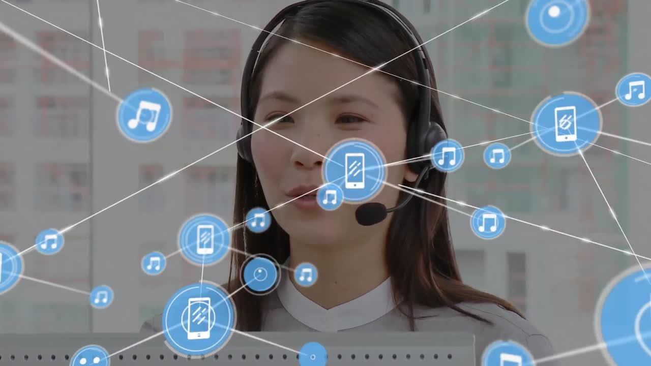 animación de una red de conexiones e iconos sobre una mujer de negocios con auriculares