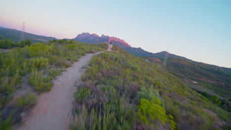 FPV-Drohne-Fliegt-Schnell-Und-Umkreist-Einen-Breakdancer-In-Der-Wüste-Bei-Sonnenuntergang