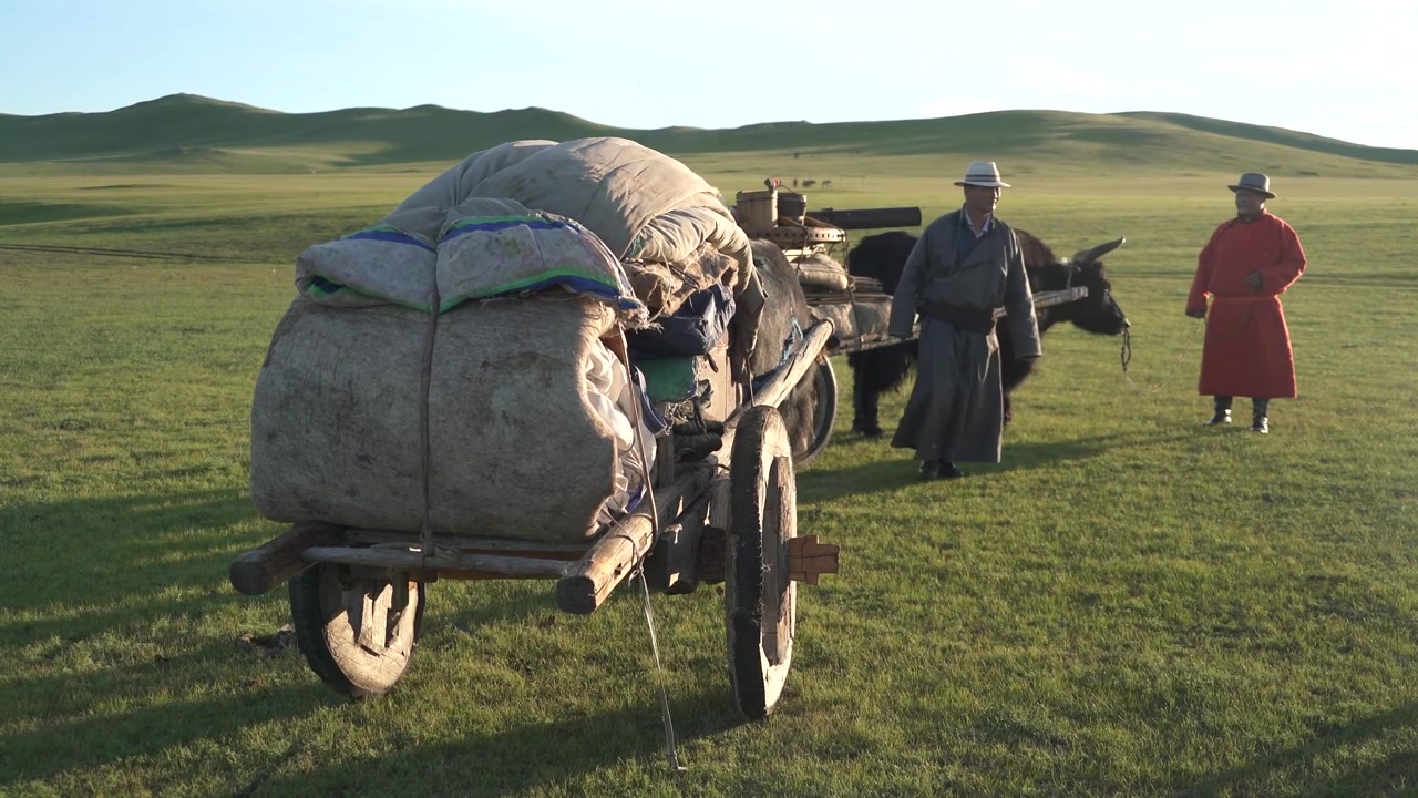 Mongolialaiset nomadi jakin vetämän kärryn kanssa stepillä
