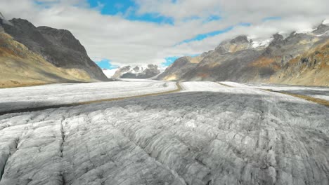 Pintoresco-Glaciar-Aletsch,-Alpes-Suizos