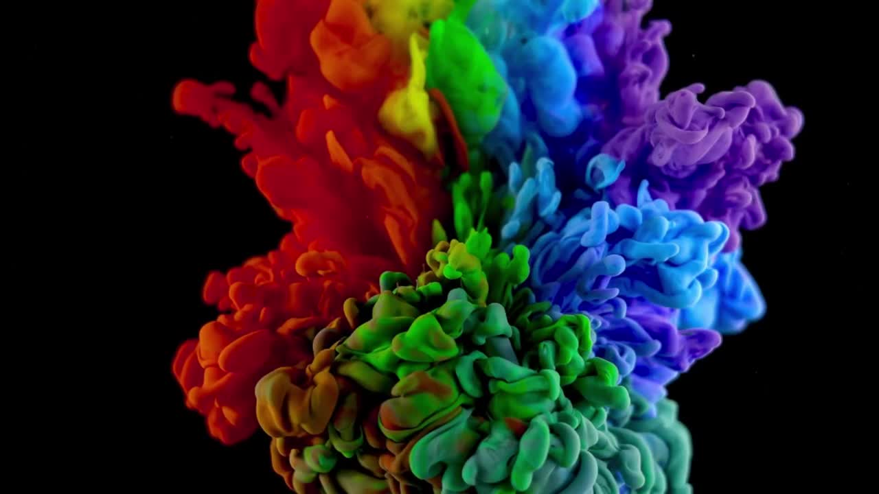 tintas multicolores que se mezclan en fondo negro en el agua