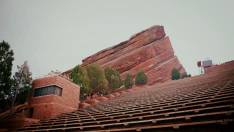 Das-Nach-Süden-Ausgerichtete-Red-Rocks-Amphitheater-Mit-Dem-Südlichen-Felsen-Und-Dem-Turm