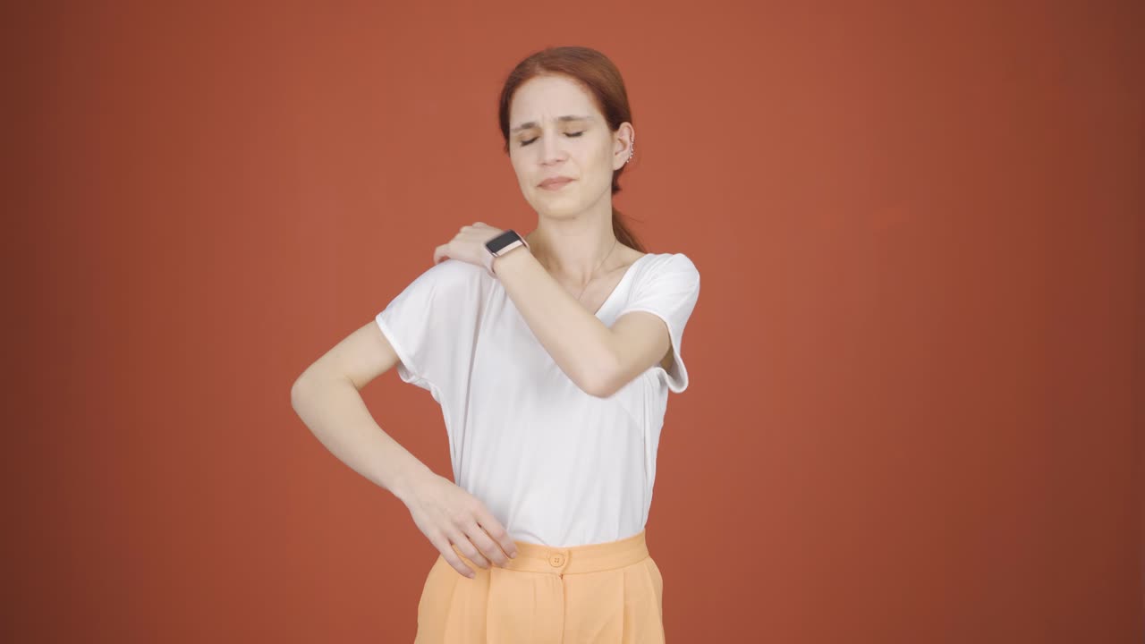 mujer con dolor de hombro.