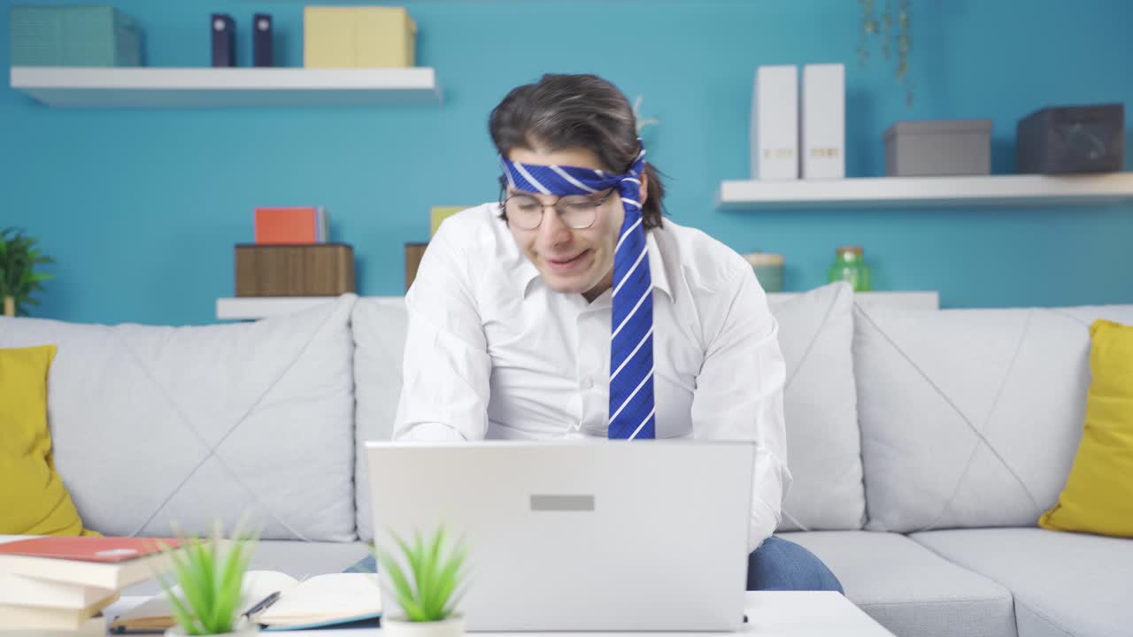 재 ⁇ 는 홈 오피스 직원. 그는 춤을 추고 일합니다.