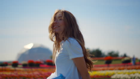 Hermosa-Chica-Bailando-En-El-Jardín-De-Flores.-Señorita-Sintiendo-Alegría-En-El-Parque-De-Primavera.