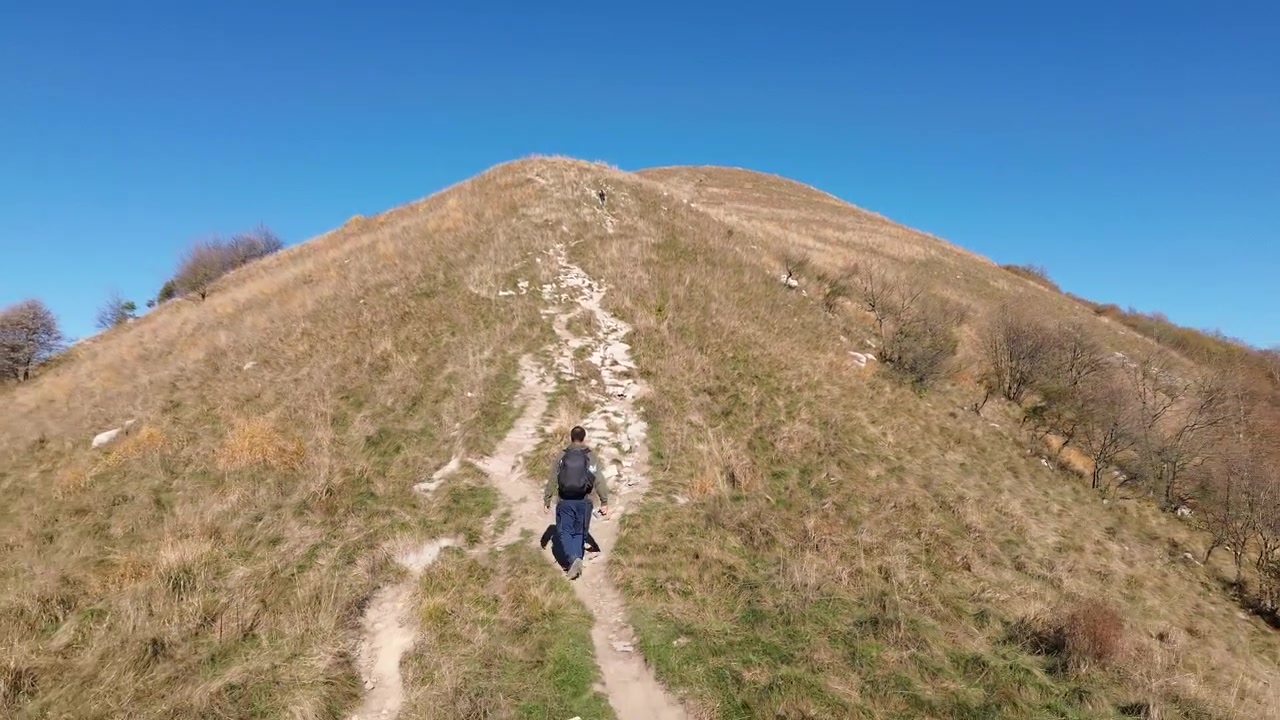 Le esperienze vissute da un giovane alpinista e nomade digitale, che porta con sé un drone e una fotocamera, hanno le loro ricompense. Questo è un videomaker che vive la vita ovunque