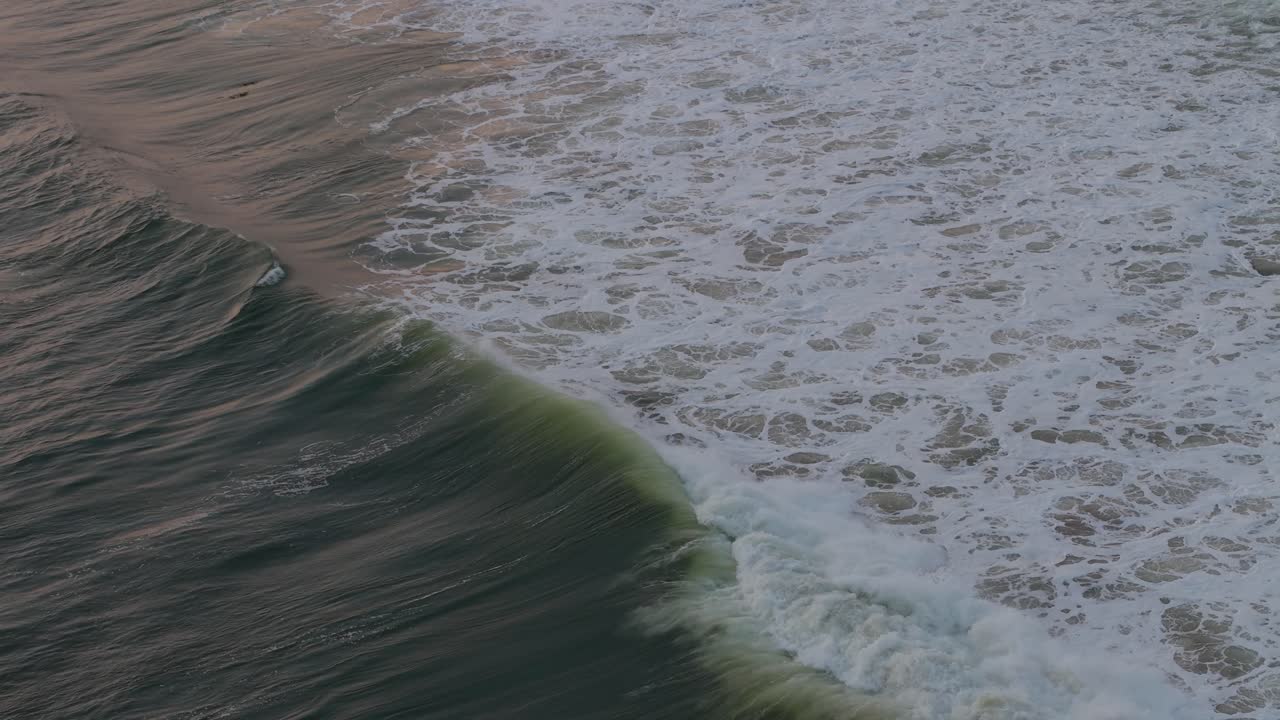 ola de surfista de playa en cámara lenta durante la puesta de sol en lagos nigeria