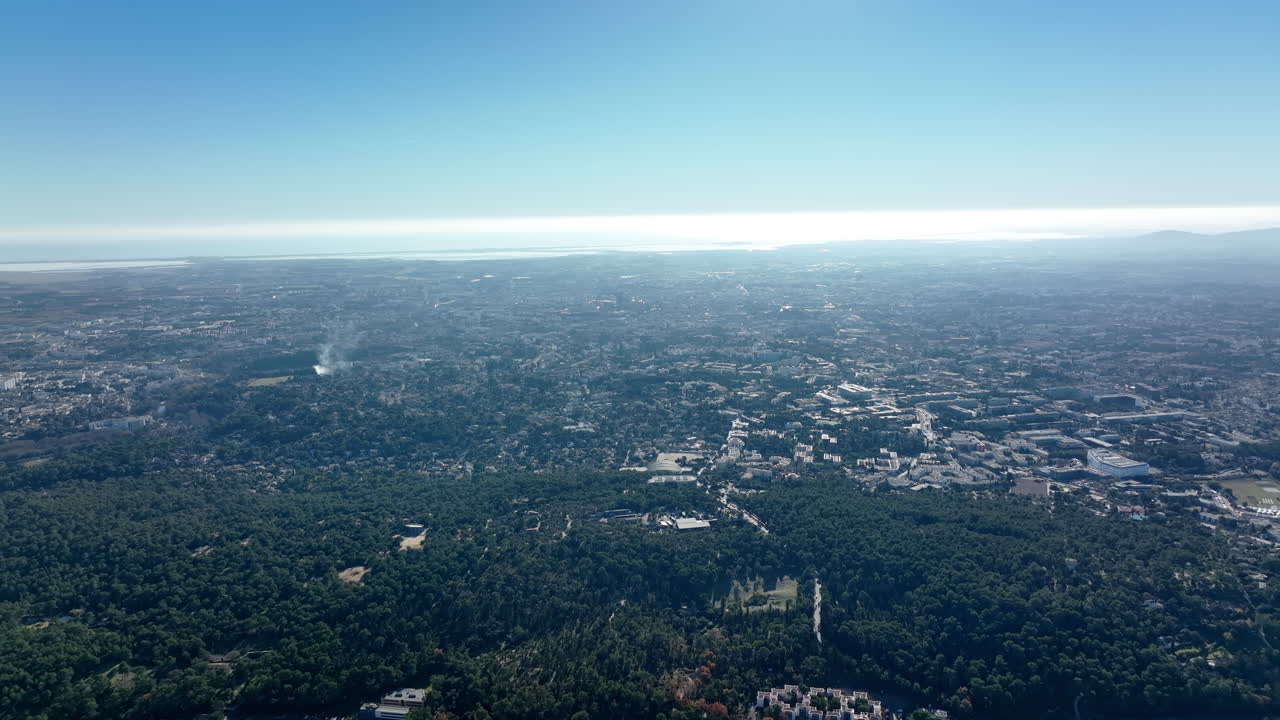 몽펠리에의 고도 촬영 지중해 배경과 울창한 식물