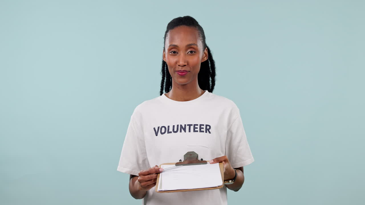 mujer negra, clipboard y voluntario inscribirse