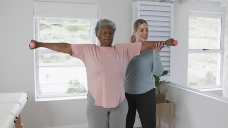 Fisioterapeuta-Femenina-Caucásica-Con-Mujer-Mayor-Haciendo-Ejercicio,-Espacio-Para-Copiar,-Cámara-Lenta