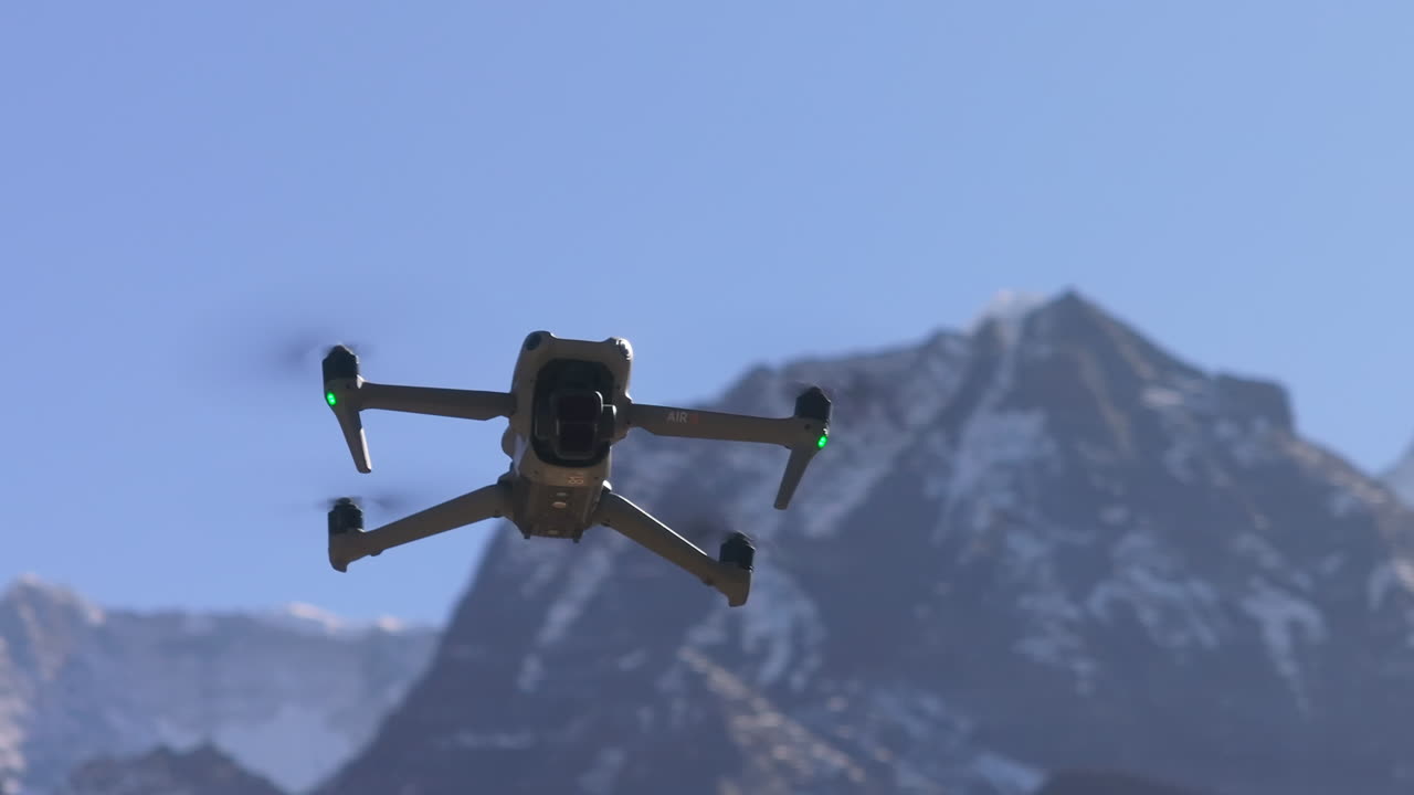 En kameradrone i drift i Himalaya-bjergene i Nepals Everest-region. Adaptiv moderne teknologi bruges til at filme fjerntliggende højtliggende terræn og dokumentere bjergmiljøer