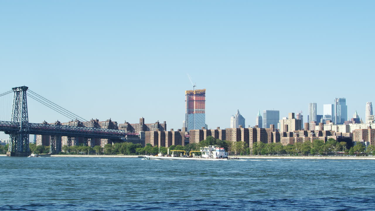 barco en el río hudson con el horizonte y el puente de williamsburg