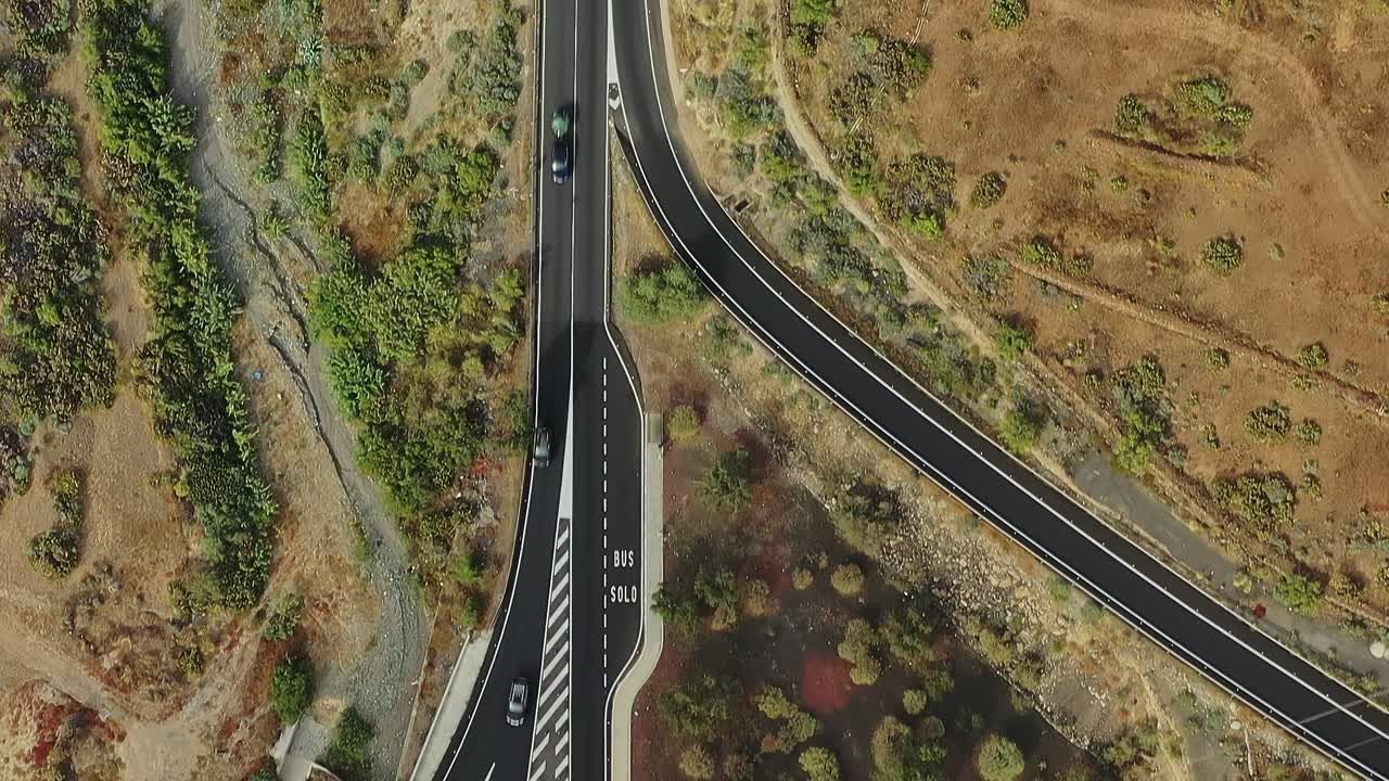 Traffico sulle strade di Tenerife, Spagna, durante le ore diurne