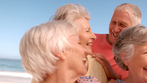 grupo de personas maduras sonriendo