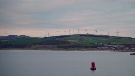 Die-Insel-Arran-Von-Der-Im-Hafen-Ankommenden-Fähre-Aus-Gesehen