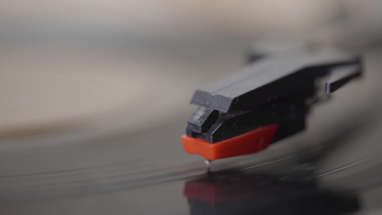 Primo piano di una puntina di giradischi che riproduce un disco in vinile